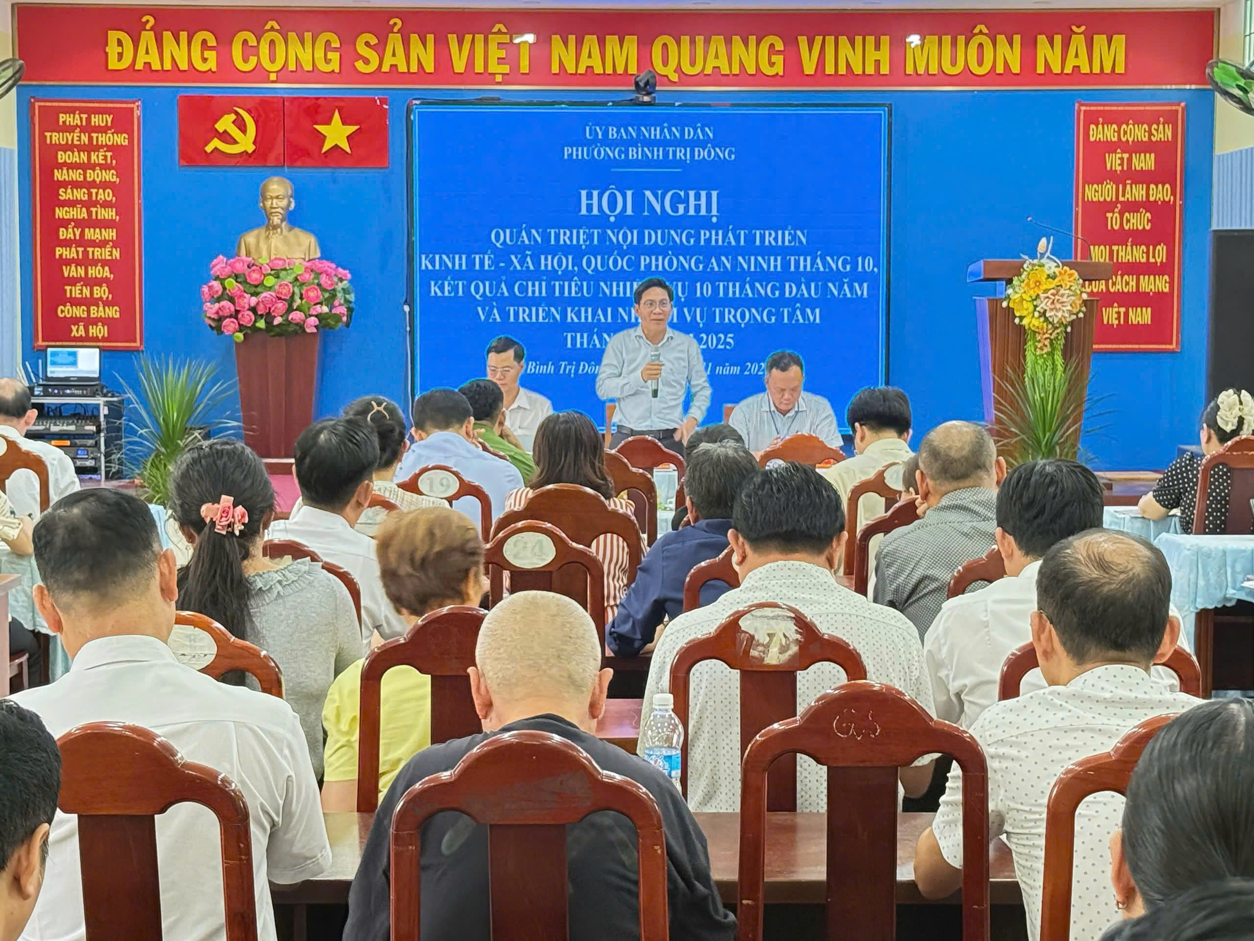 Đồng chí Bùi Thanh Hoài - Phó Bí thư Đảng ủy, Bí thư Đảng ủy UBND, Chủ tịch UBND phường phát biểu trại Hội nghị.